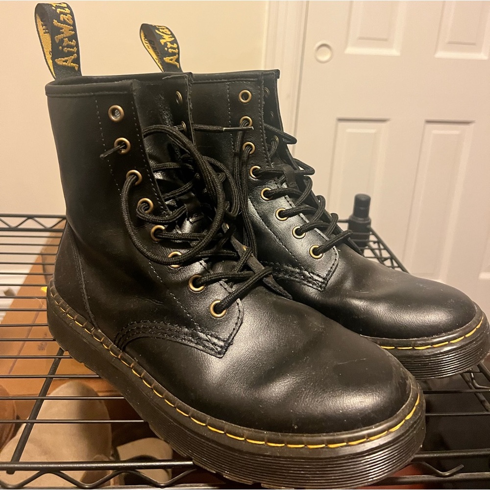 DOCMARTEN 1460 WOMEN'S SMOOTH LEATHER LACE UP BOOTS
